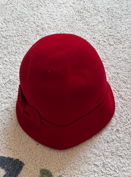 Červený vlnený vintage klobúk,
