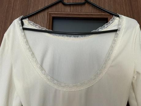 Krásne tričko s výstrihom na chrbte green apple, s