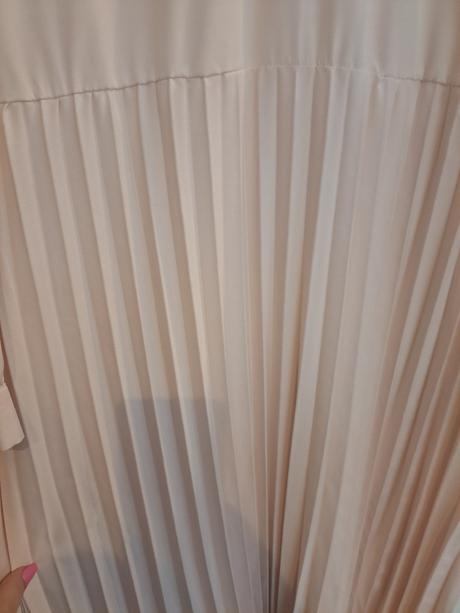 Bledoružové šaty, 48