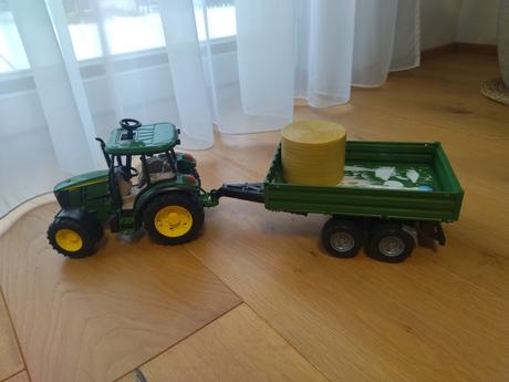 Bruder traktor s vlečkou, 