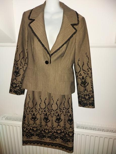 Elegantný vyšivaný kostým, s