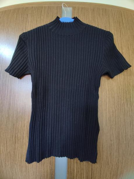 Priliehavy top divided, pekne formuje postavu, m