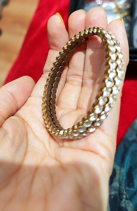 Zlatý náramok s kamienkami,