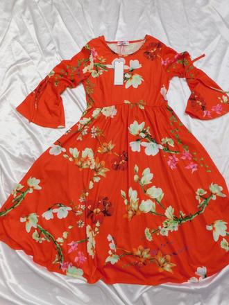 Velmi pekne šaty, 34