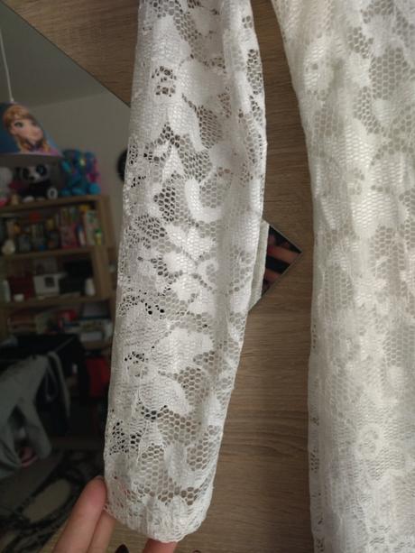 Raz oblečené čipkované šaty, s