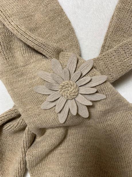 Krásny elegantný béžový šál s kvetom,