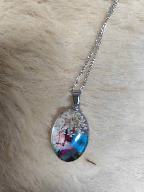 Prívesok z brúseného skla z retiazkou,