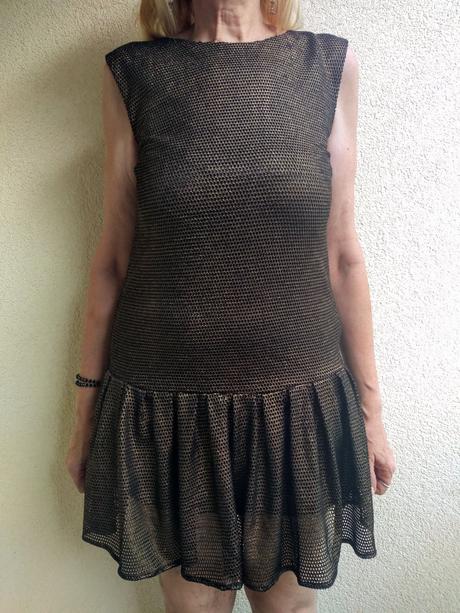 Zlaté šaty s volánom, s