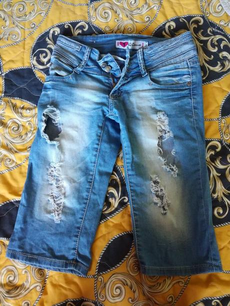 Tristvrtove nohavice, 26