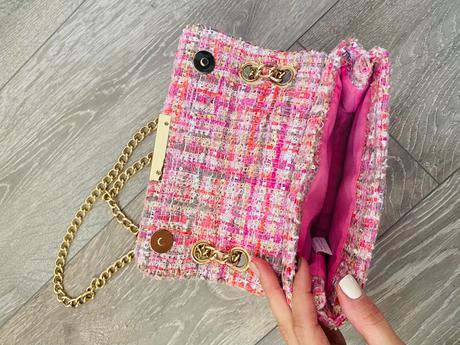 Ružová kabelka so zlatou retiazkou, 