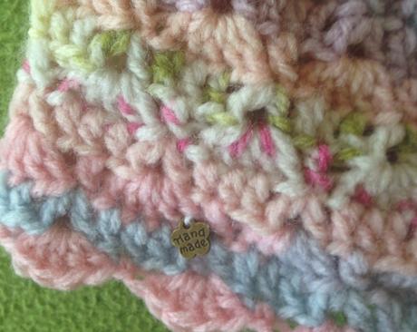 Handmade pestrofarebná čiapočka, 80