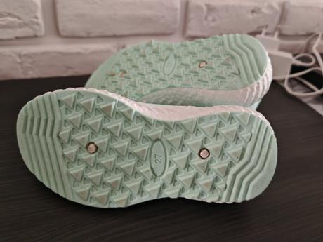 Krásne ľahučké, nazuvacie tenisky, 27