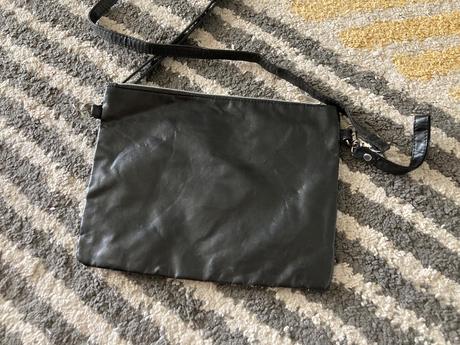 Kabelka s nášivkami,