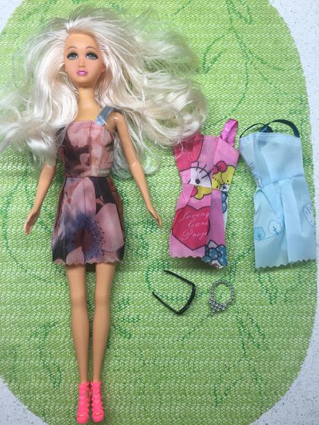 Šaty pre barbie a doplnky, 