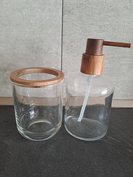 Nádoba na mydlo a zubné kefky,