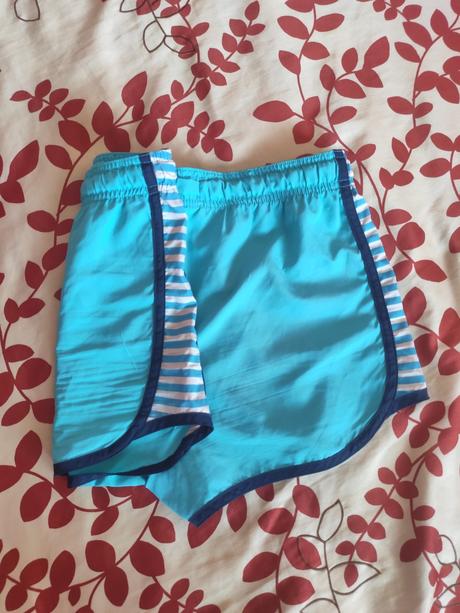 Športové modré kraťasy, 158