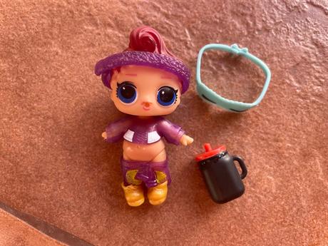 Lol babika s fialovou celenkou,