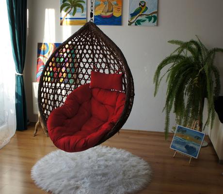 Závesné hojdacie kreslo kokón s červeným vankúšom,