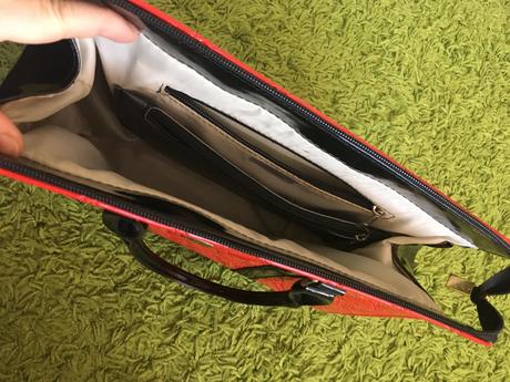 Červená kabelka do ruky, 