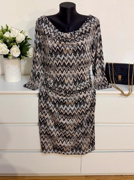 Elegantné šaty fransa s drapovaným výstrihom, l