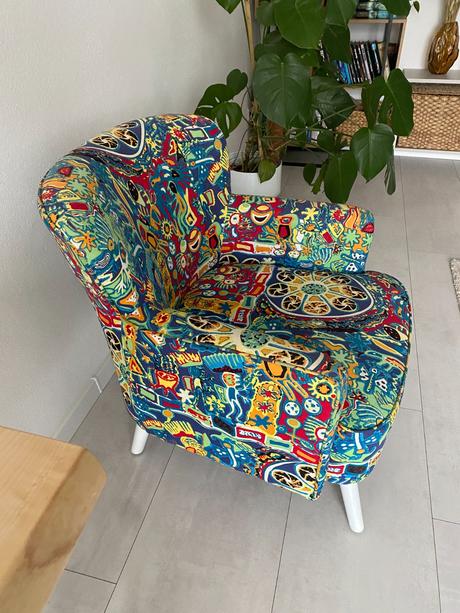Pestrofarebné dizajnové kreslo,