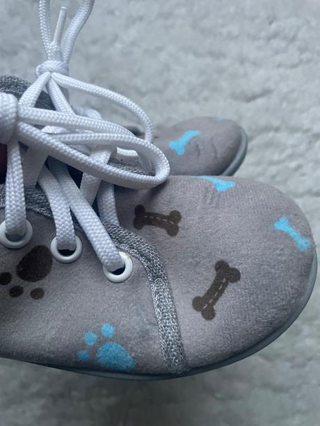 Sede clenkove topanky psikovia, 24