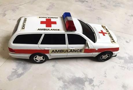 Staré velké auto ambulancia,