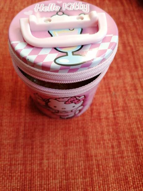 Korálky v dóze hello kitty,