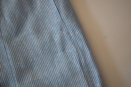 Pôvabné svetlomodré šaty 2heart s volánmi, l