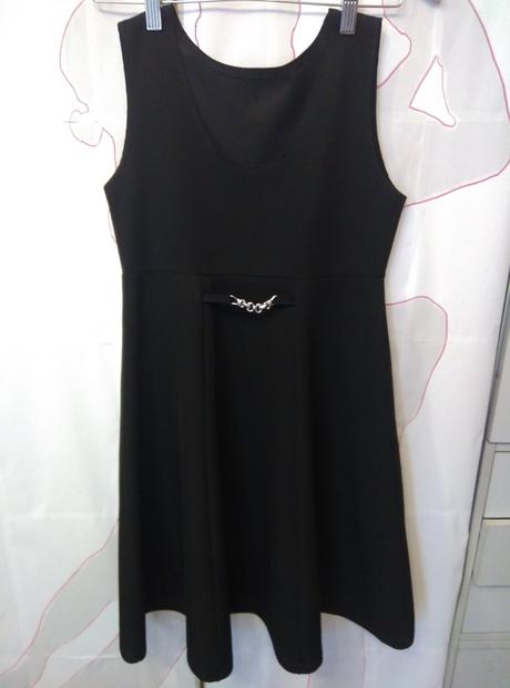 Krásne šaty so striebristým ornamentom na drieku., xs