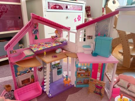 Barbie domček a rôzne doplnky,