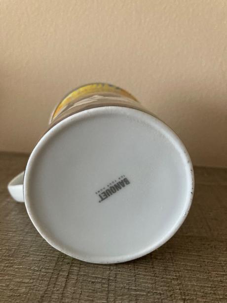 Šálka mačka so sitkom, 