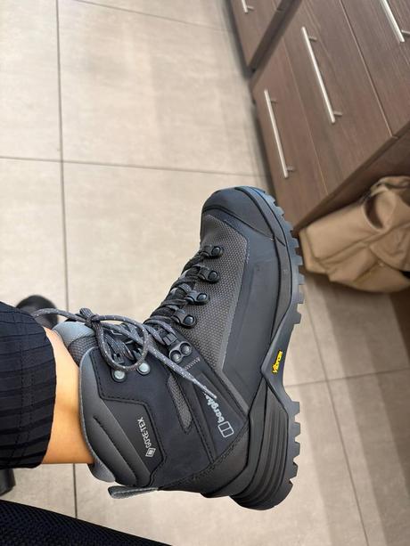 Predám dámsku turistickú obuv storm trek gore-tex, 38