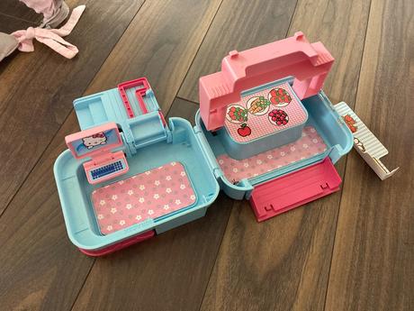 Domcek igracek hello kitty,