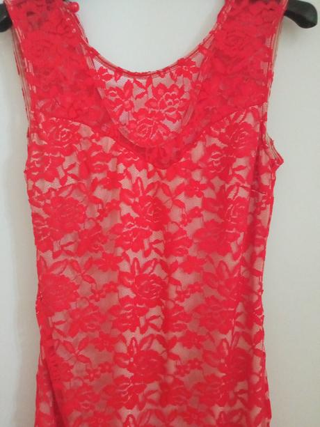 Červené čipkované šaty, 