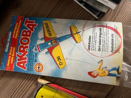 Stara vintage hracka lietadlo sarkan akrobat, 