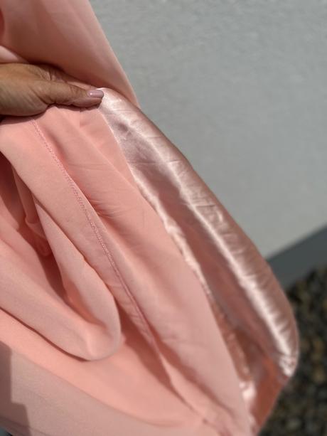 Marhuľové šaty na jedno rameno, s