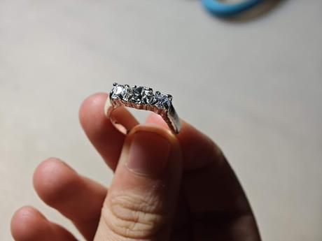 Elegantný dievčenský prsteň,