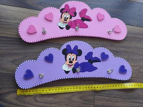 Drevene malovane vešiačiky minnie ruzova/fialova,