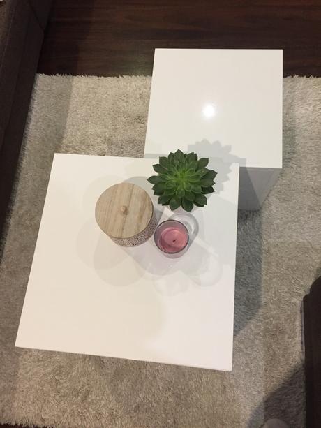 Stolíky biele v lesku,