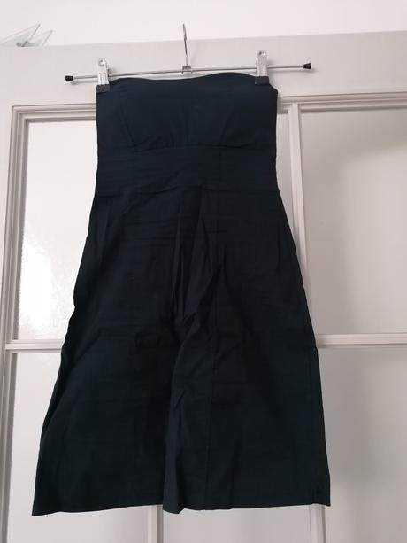 Tmavomodré šaty bez ramienok, 32