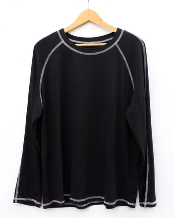 Čierne tričko so štepovaním, l