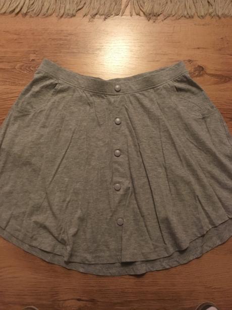Šedá sukňa, m