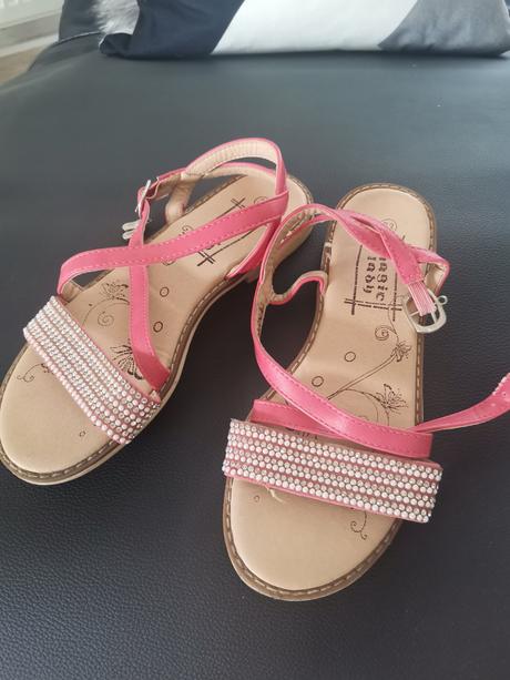 Sandálky, 33