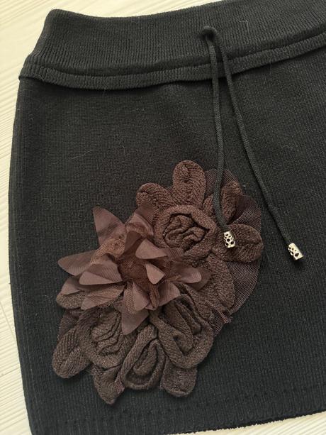 Italy - pletená sukňa s kvetom, m