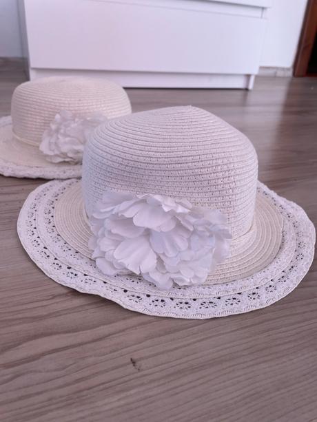 Dievčenský klobúk, 158