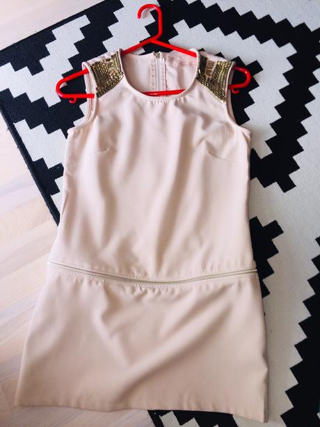 Béžové saty s aplikaciou, xs