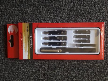 Kaligrafia fantasy vintage perá, 