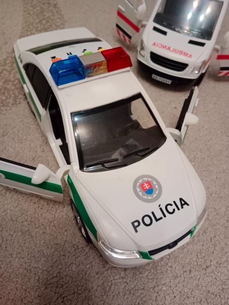 Policajné auto a záchranka,