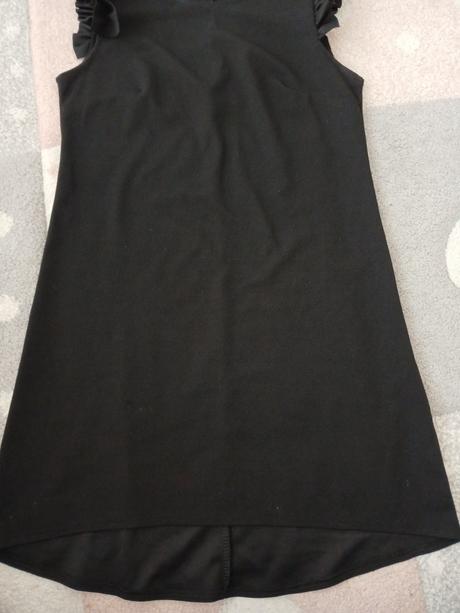 Krásne šatys volanmi super stav, m